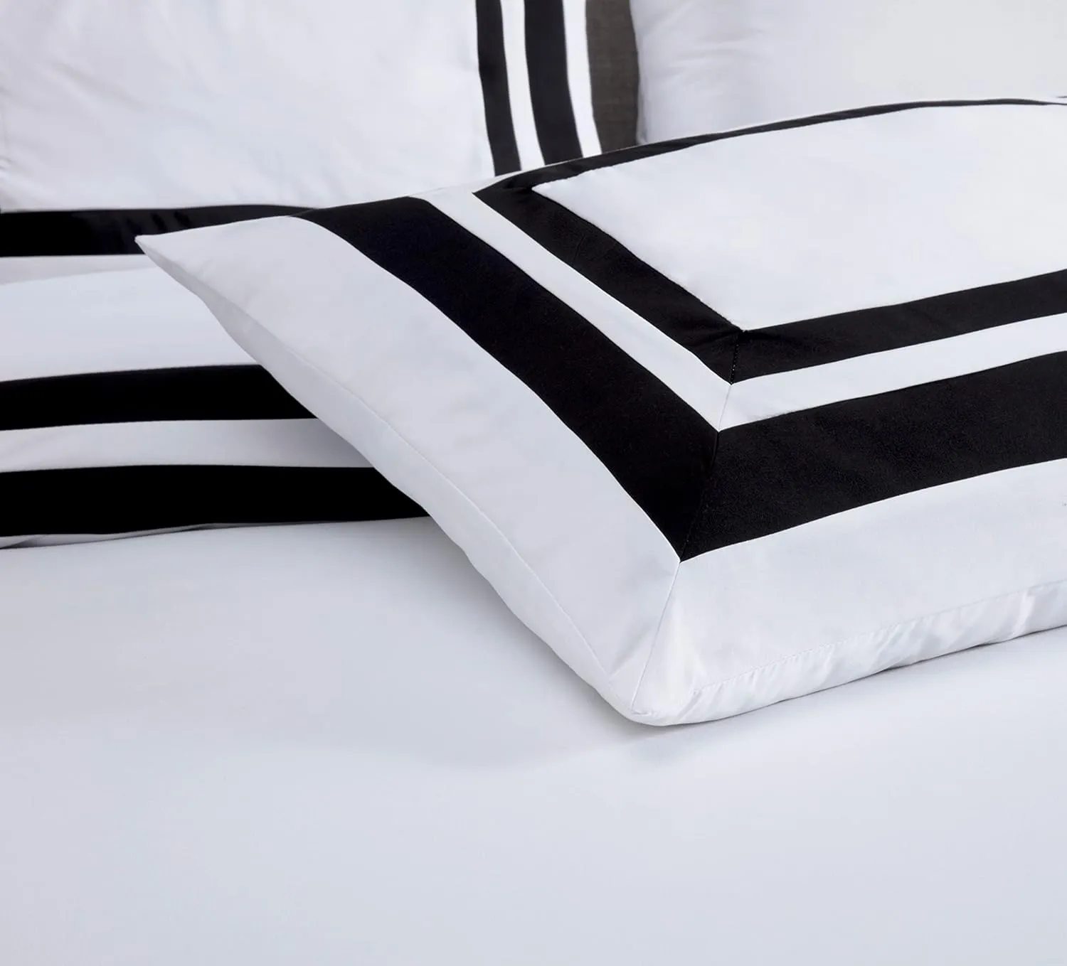 Chezmoi Collection Wyatt 7-Piece Queen Bed in a Bag Comforter Set - Hotel Style Bedding with Sheet Set - White/Black Square Pattern