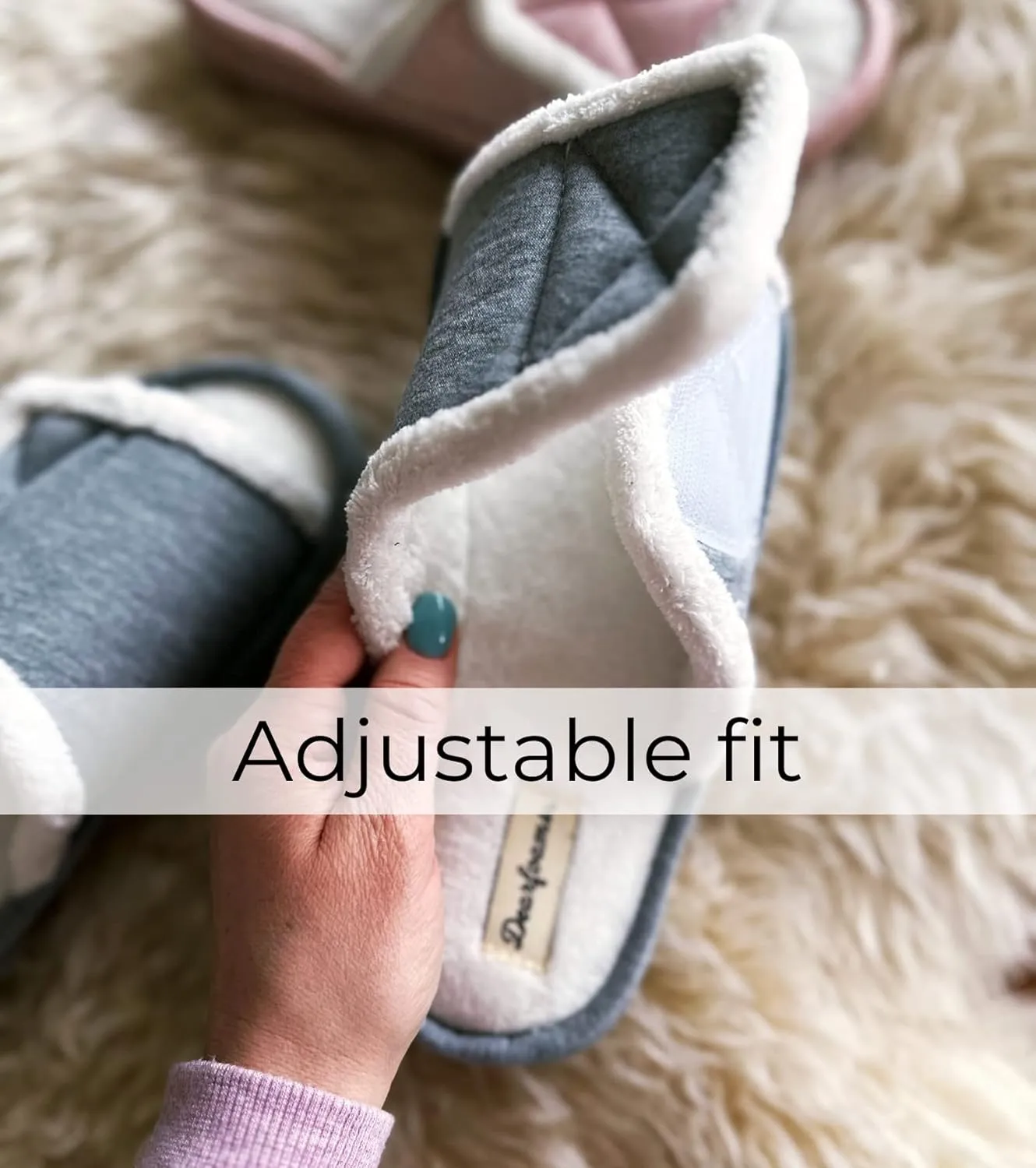 Dearfoams Women's Adjustable Indoor/Outdoor Machine Washable Memory Foam Slide