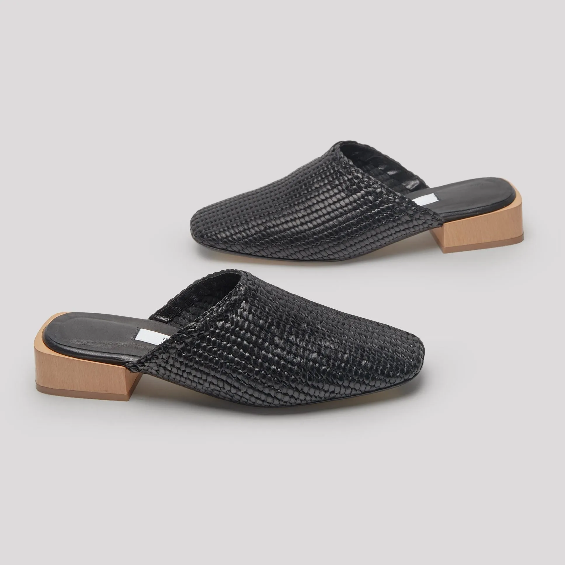 Juana Cutting-edge features Woven Mules Black Leather Beautifully designed