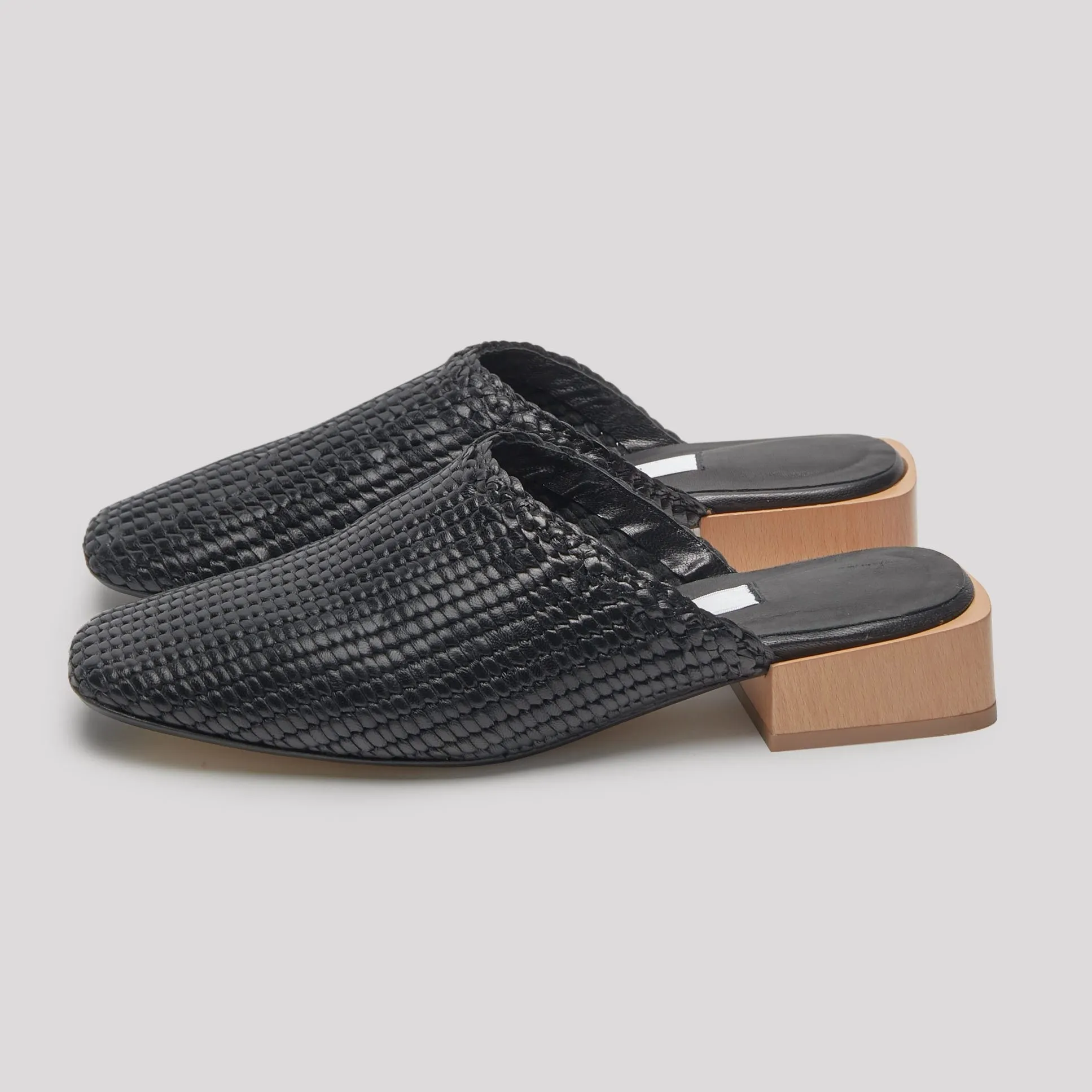 Juana Cutting-edge features Woven Mules Black Leather Beautifully designed