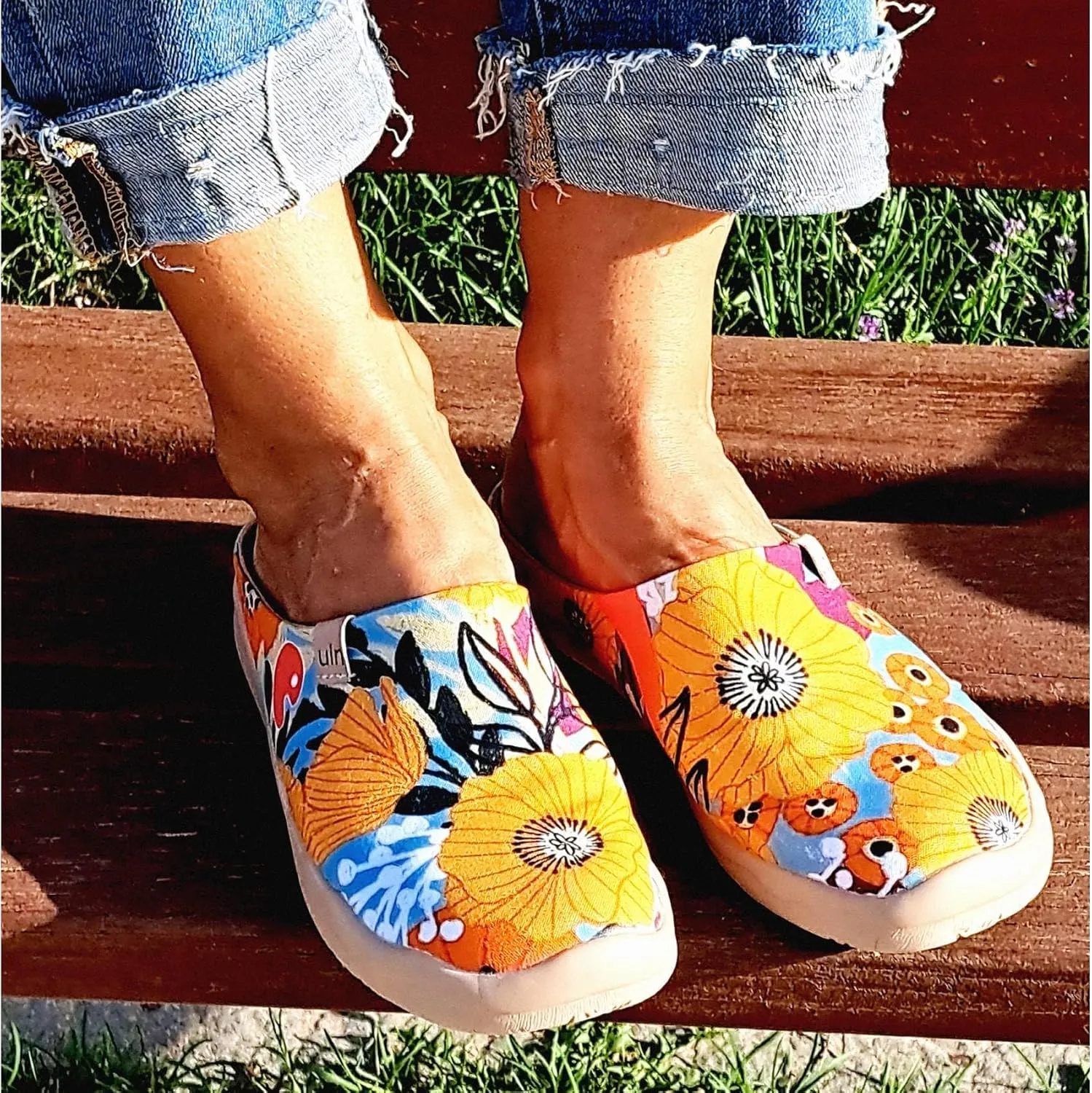 UIN Women's Slip On Mules Comfortable Flat Lightweight Wide Toe Clog Casual Art Painted Travel Shoes Malaga Series